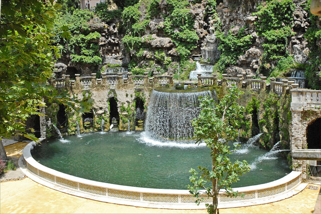 La fontana dell'Ovato est l'un des premiers "théâtres d'eau" du monde, c'est à dire un lieu conçu pour des spectacles aquatiques à la Villa d'Este à Tivoli près de Rome. Photo de Jean Pierre Dalbéra.