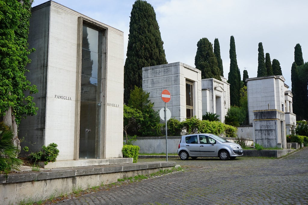 Mausolées modernes chic au Cimetière Verano à Rome.