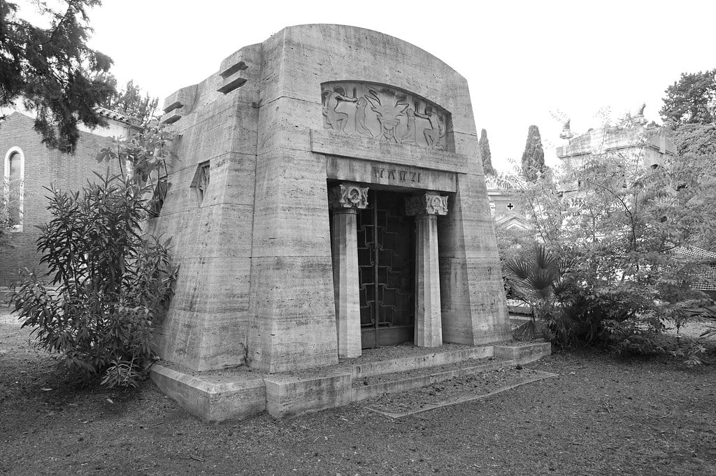 Mausolée d'architecture néo-babylonienne (?) au Cimetière Verano à Rome.