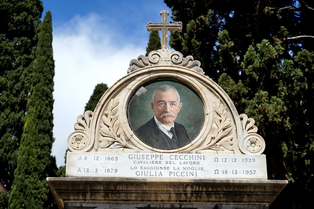Portrait émaillé par Filippo Severati au Cimetière Verano à Rome.