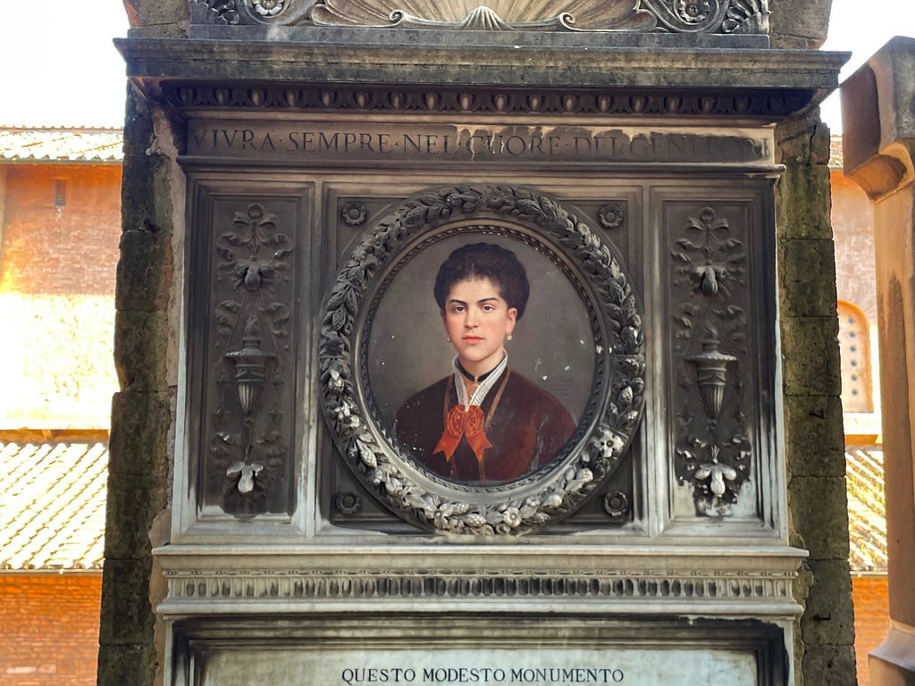 Portrait émaillé par Filippo Severati au Cimetière Verano à Rome.