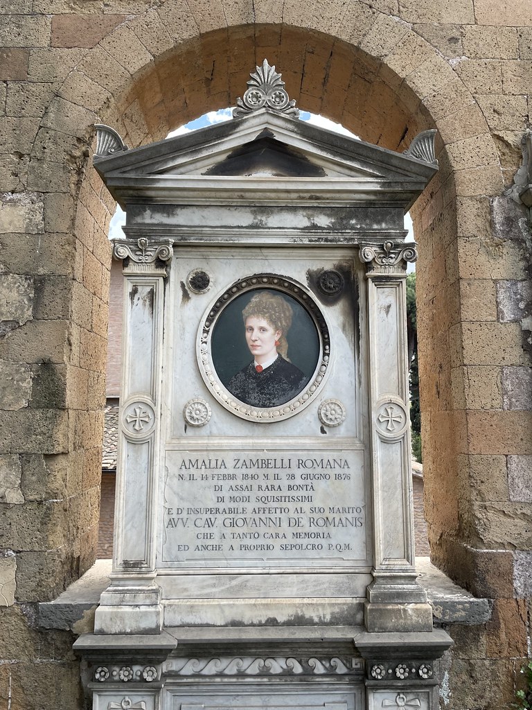 Portrait émaillé par Filippo Severati au Cimetière Verano à Rome.
