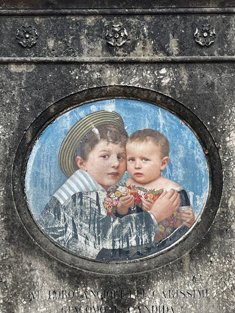 Portrait émaillé par Filippo Severati au Cimetière Verano à Rome.