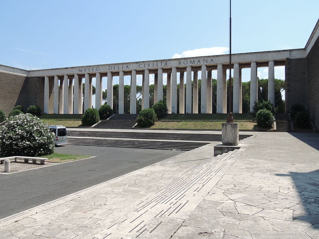 Colonnade du Musée de la civilisation romaine dans le quartier d'EUR à Rome - Photo d'Alueris