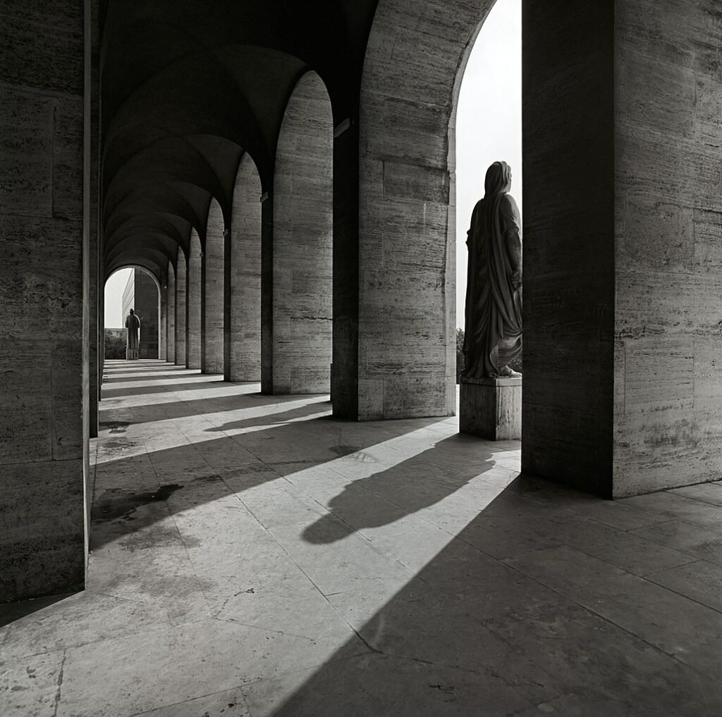 Sous les arches du Colisée carré - Photo d'Indeciso42 - Licence ccbysa4.0, 3.0, 2.5, 2.0, 1.0
