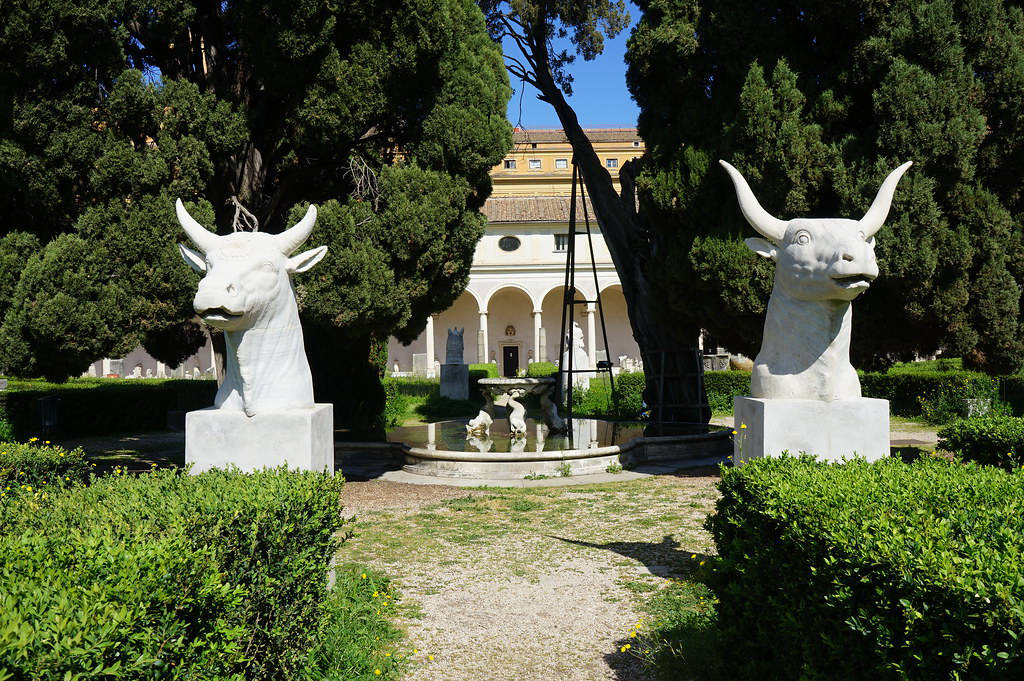 Têtes colossales d'animaux dans le cloître de Michel-Ange dans le musée romain des Thermes de Diocletien à Rome.