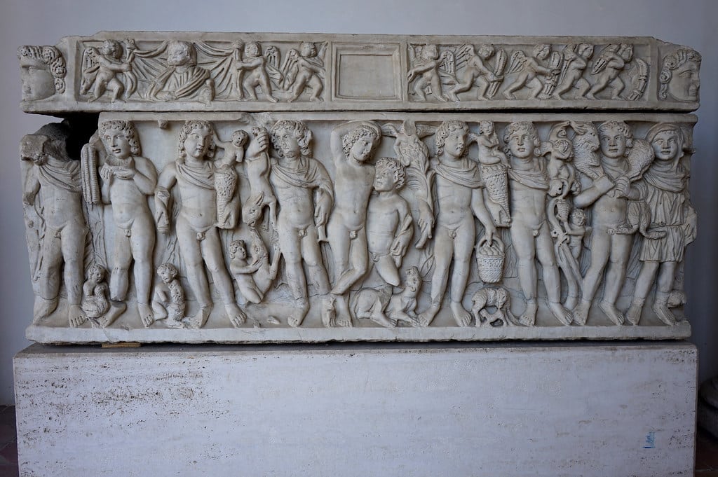Sarcophage dans le cloître de Michel-Ange dans le musée romain des Thermes de Diocletien à Rome.