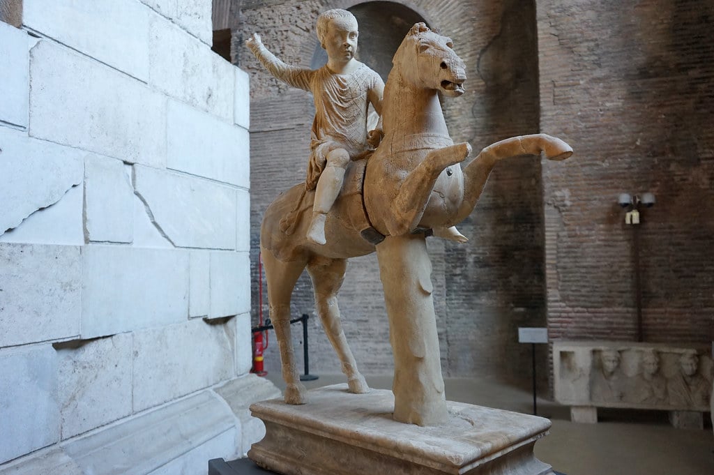 Fanciullo da Acilia, statue équestre (urne funéraire) dans le musée romain des Thermes de Diocletien à Rome.