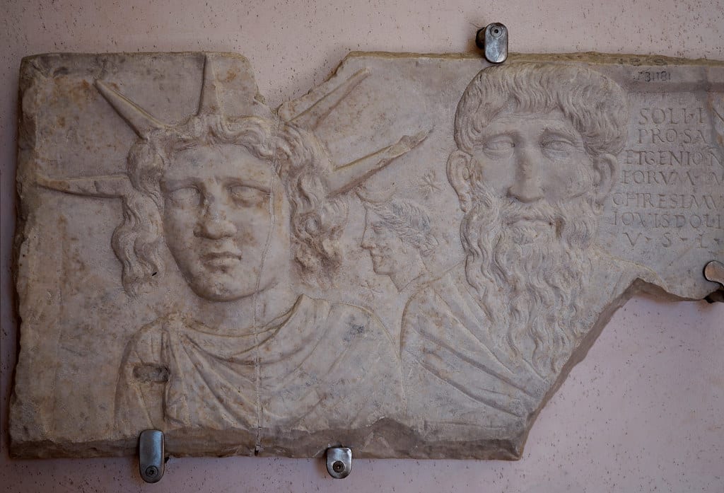 Bas relief du dieu Mithras dans le musée romain des Thermes de Diocletien à Rome.