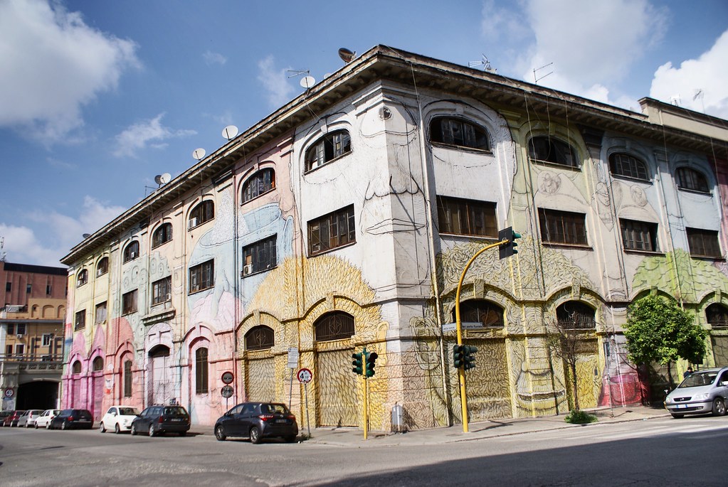 Street art avec une fresque de BLU dans le quartier d'Ostiense à Rome.