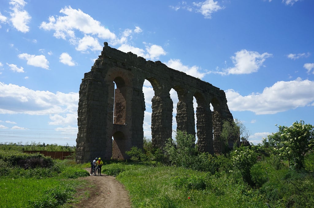 Touristes à vélo dans le Parc des aqueducs dans le parc régional de la Via Appia à Rome.