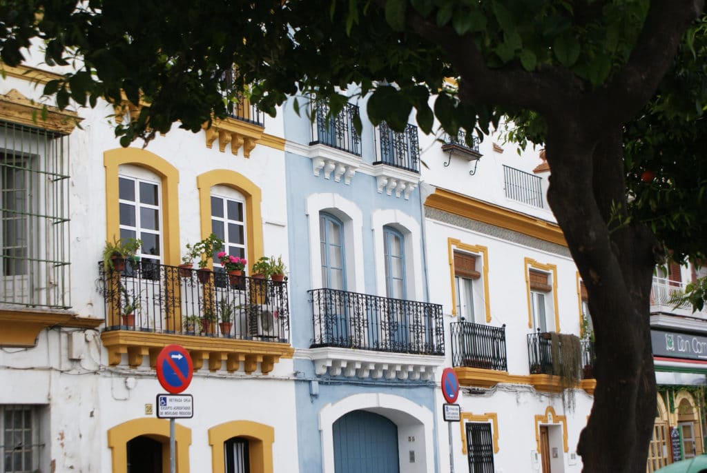 Façades dans le quartier de Triana à Séville en bordure du fleuve Gadalquivir.