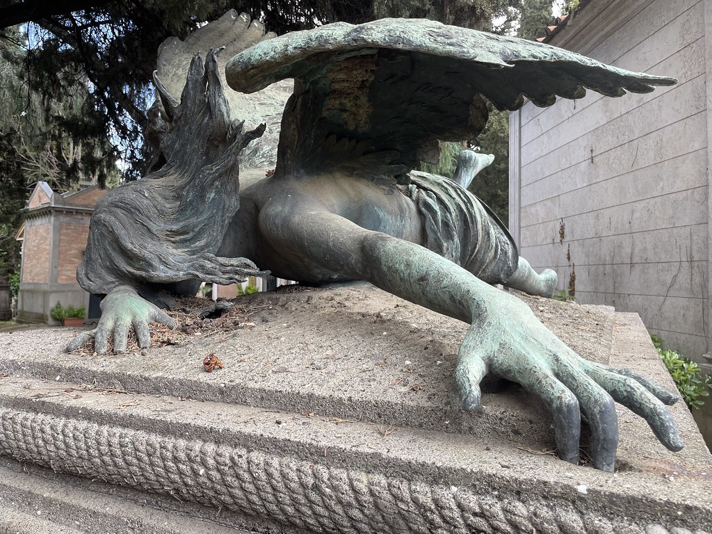 Statue d'ange au Cimetière Verano à Rome.