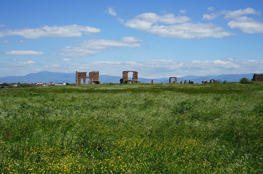 Ruines de la Villa des Quintili à rome sur fond de montagnes.