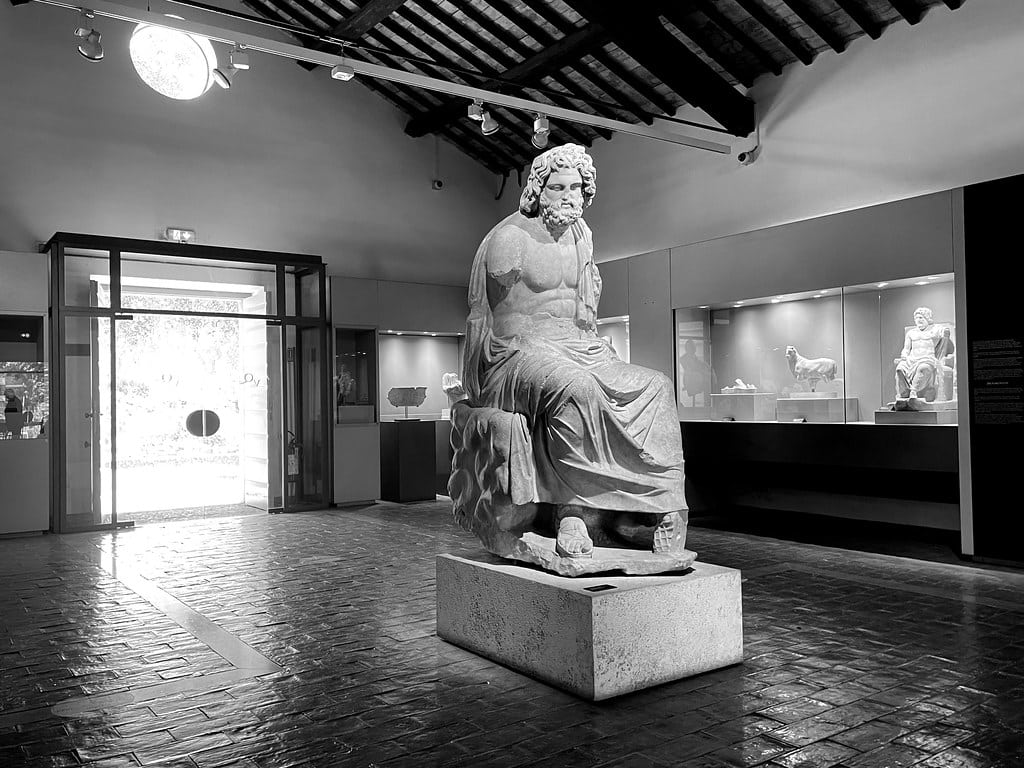 Statue de Zeus Bronton dans l'Antiquarium de la Villa des Quintili à Rome.