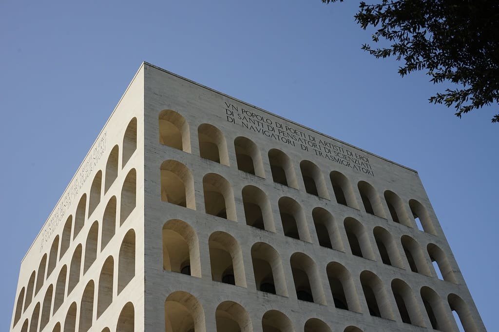 Fronton du Palais de la Civilisation italienne et du travail reprenant une citation de Mussolini.