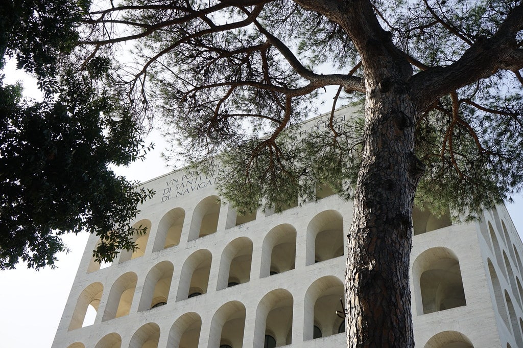 Palais de la Civilisation italienne et du travail derrière un pin parasol.