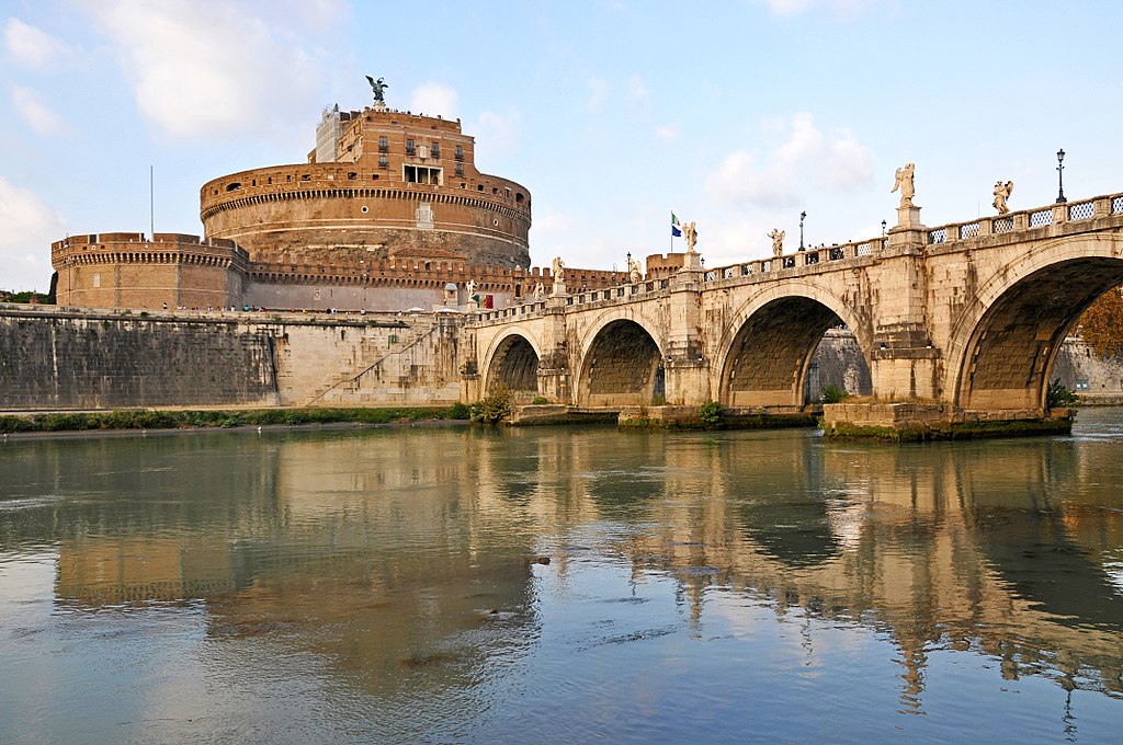 Castel Sant’Angelo à Rome vu depuis la rive du Tibre – Photo de Dennis Jarvis