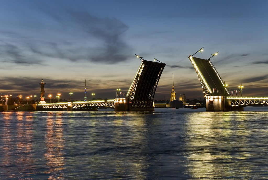 Levée des ponts sur la Néva pendant les nuits blanches à Saint Petersbourg. Photo de Markklimyuk9000