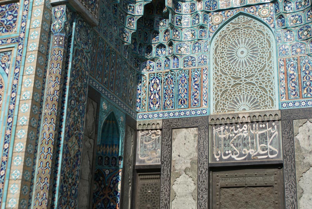 Zelliges, mosaiques et calligraphie de la façade de la Grande mosquée de Saint Petersbourg.