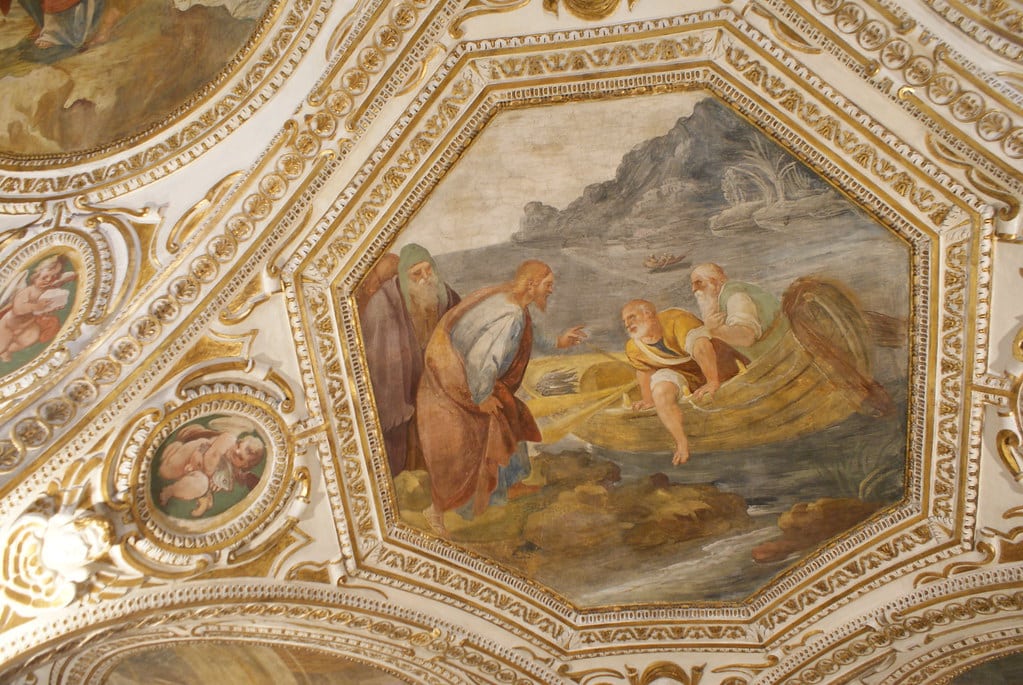 Détails des fresques de la crypte avec une représentation de la pêche miraculeuse.