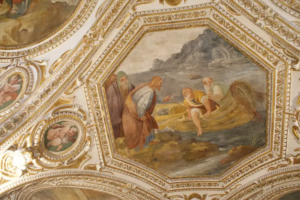 Détails des fresques de la crypte avec une représentation de la pêche miraculeuse.