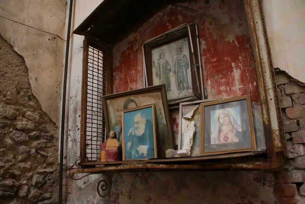 Images religieuses dans un coin de rue de la vieille ville de Salerne.