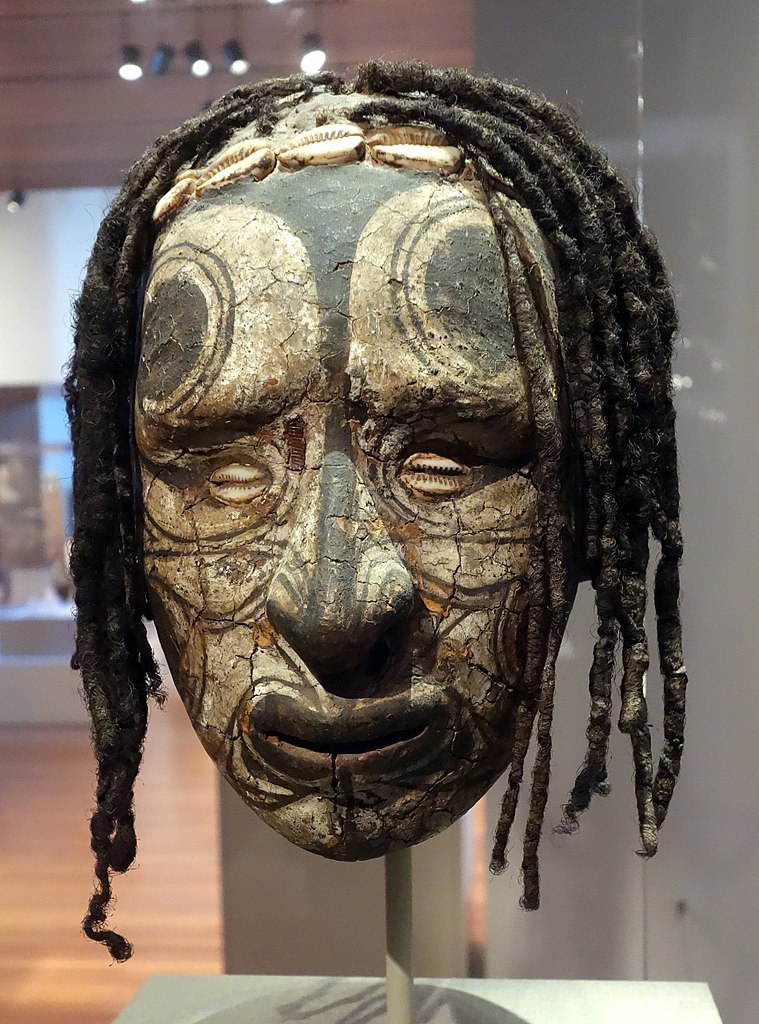 Tête d'ancêtre transformée, du peuple de Middle Sepik Iatmul (1800-1900) au Young Museum de San Francisco.