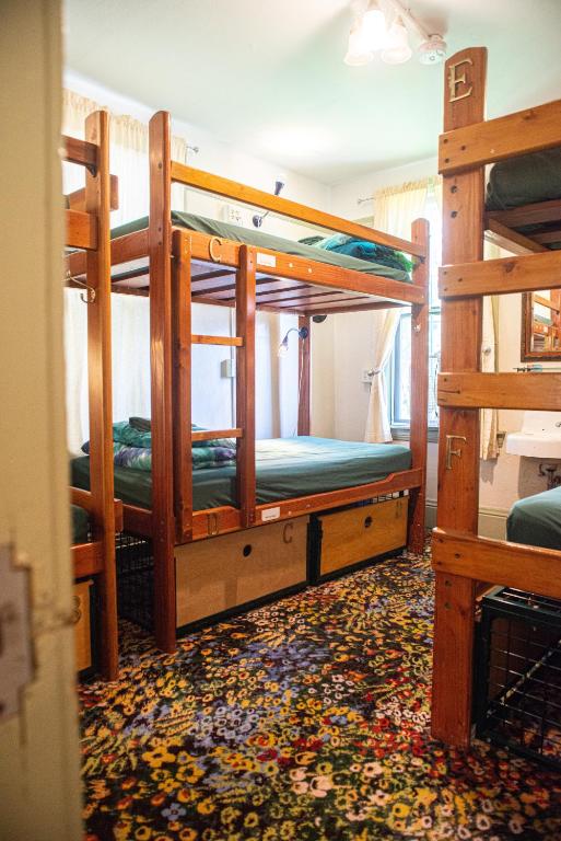 Dortoir de l'auberge Green Tortoise Hostel à San Francisco.