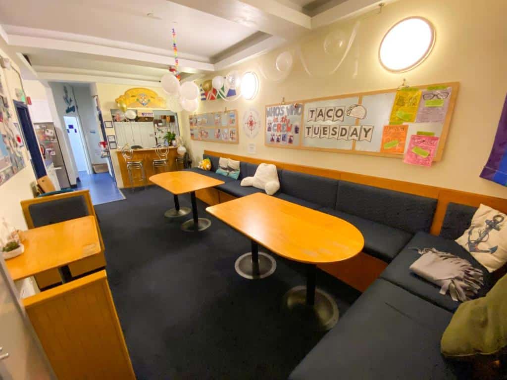 Espace commun de l'auberge ITH San Francisco Pacific Tradewinds Backpacker Hostel.