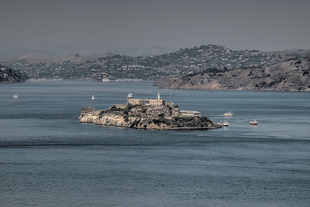 Vue sur la prison d'Alcatraz depuis la Coit Tower à San Francisco - Photo de Dsdugan