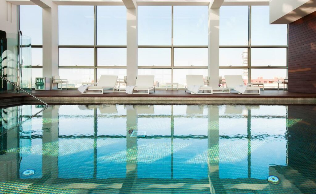 Piscine de l'hotel Reina Petronila à Saragosse.