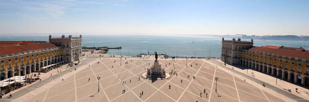 Vue sur la place du commerce depuis l'arc de triomphe à Lisbonne.