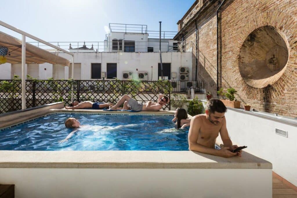 Piscine de l'auberge de jeunesse Joy Setas Coworking à Séville.