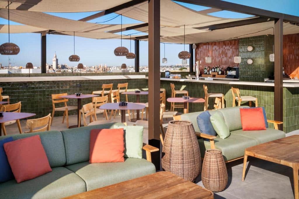 Salon extérieur sur le toit terrasse de l'hotel Catalonia Santa Justa à Séville.