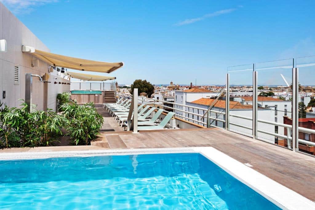 Piscine en rooftop à l'hotel Catalonia Santa Justa à Séville.