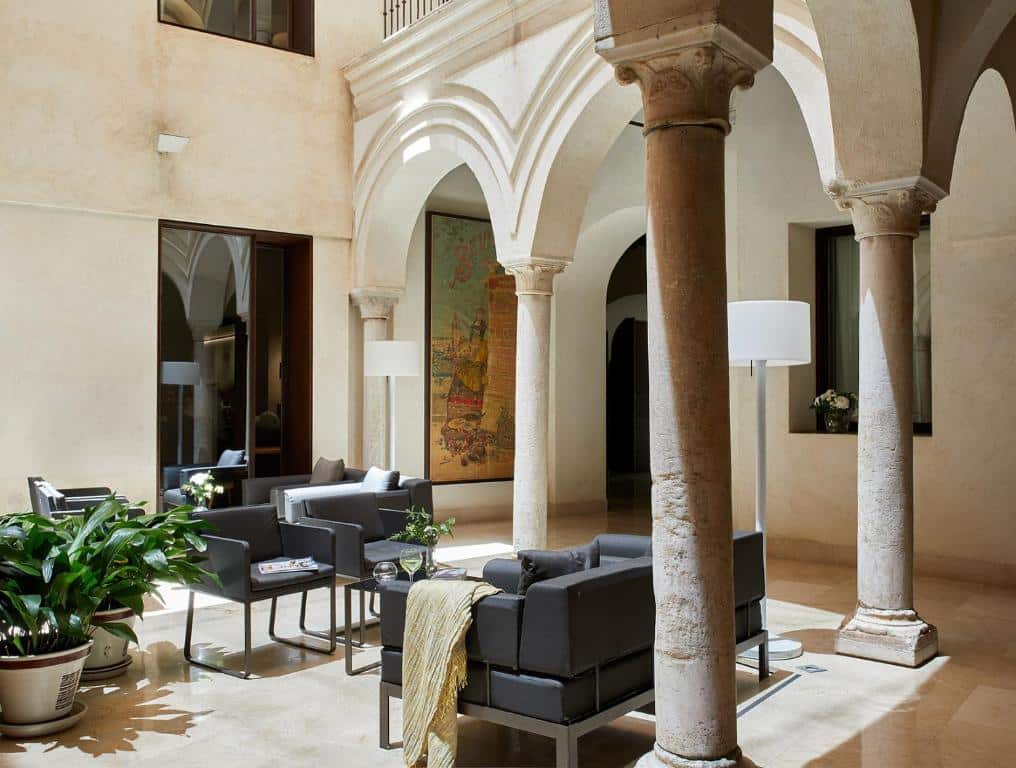 Patio de l'hotel Posada del Lucero à Séville.