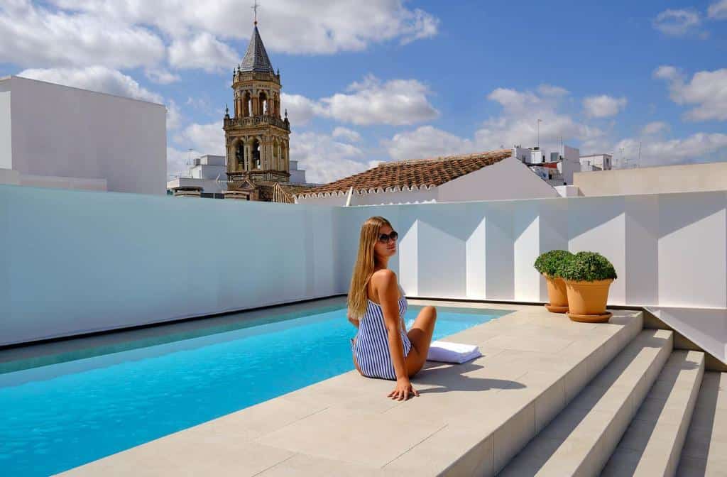 Piscine de l'hotel Posada del Lucero à Séville.