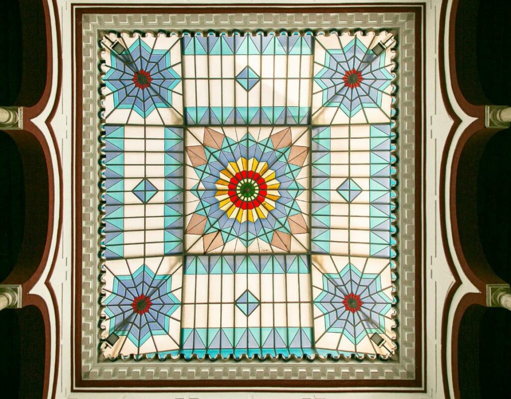 Plafond de verre de l'hotel Sercotel Las Casas de los Mercaderes à Séville.