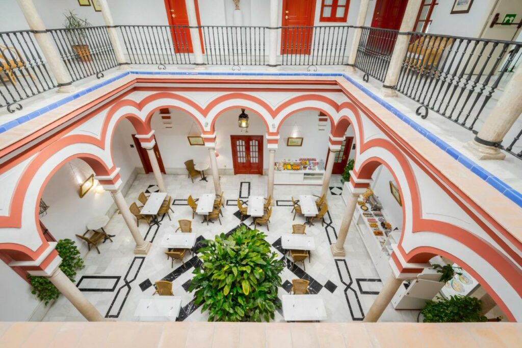 Patio de l'hotel Sercotel Las Casas de los Mercaderes à Séville.