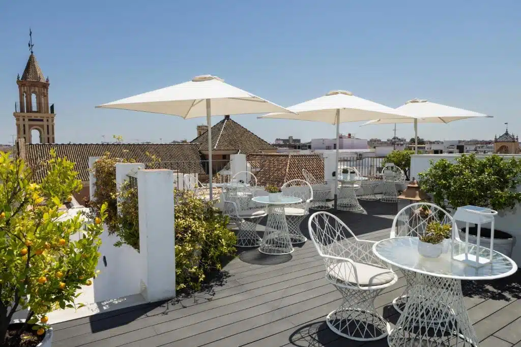 Terrasse sur le toit de l'Hotel Amadeus Sevilla à Séville.