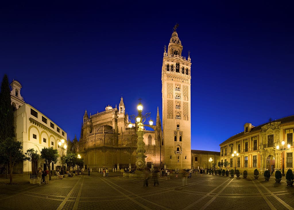 La Giralda dans le quartier de Santa Cruz à Séville à la tombée de la nuit – Photo by DAVID ILIFF. License: CC-BY-SA 3.0