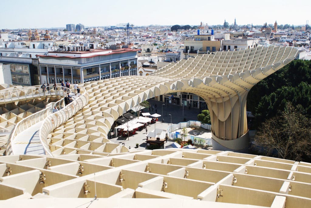 > Vue sur les toits de la Vieille Ville de Séville depuis "les champignons" ou "las Setas".
