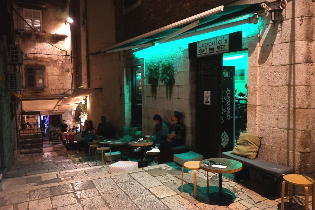 Terrasse du bar Leopold Craft beer à Split.