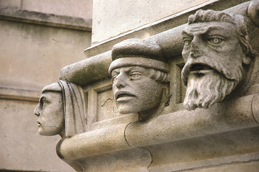 Visages sculptée sur la Cathédrale Saint Jacques. Photo de Josep Grin -Licence ccbysa 2.5