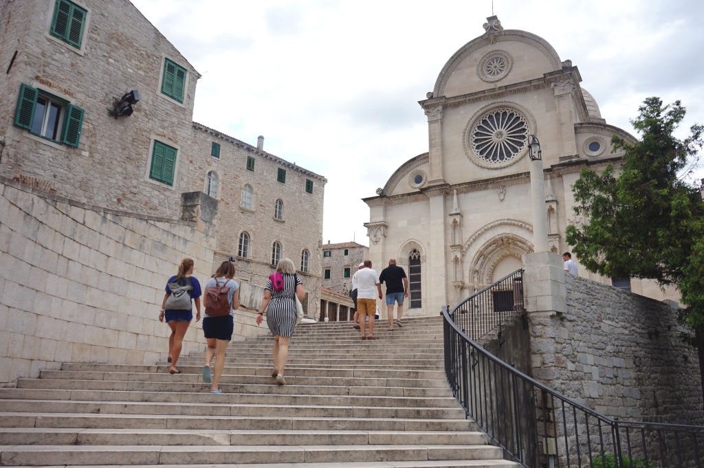 Marches menant à la Cathédrale Saint Laurent à Sibenik.