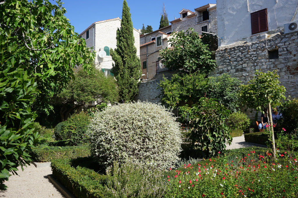 Dans le jardin Saint Laurent à Sibenik.