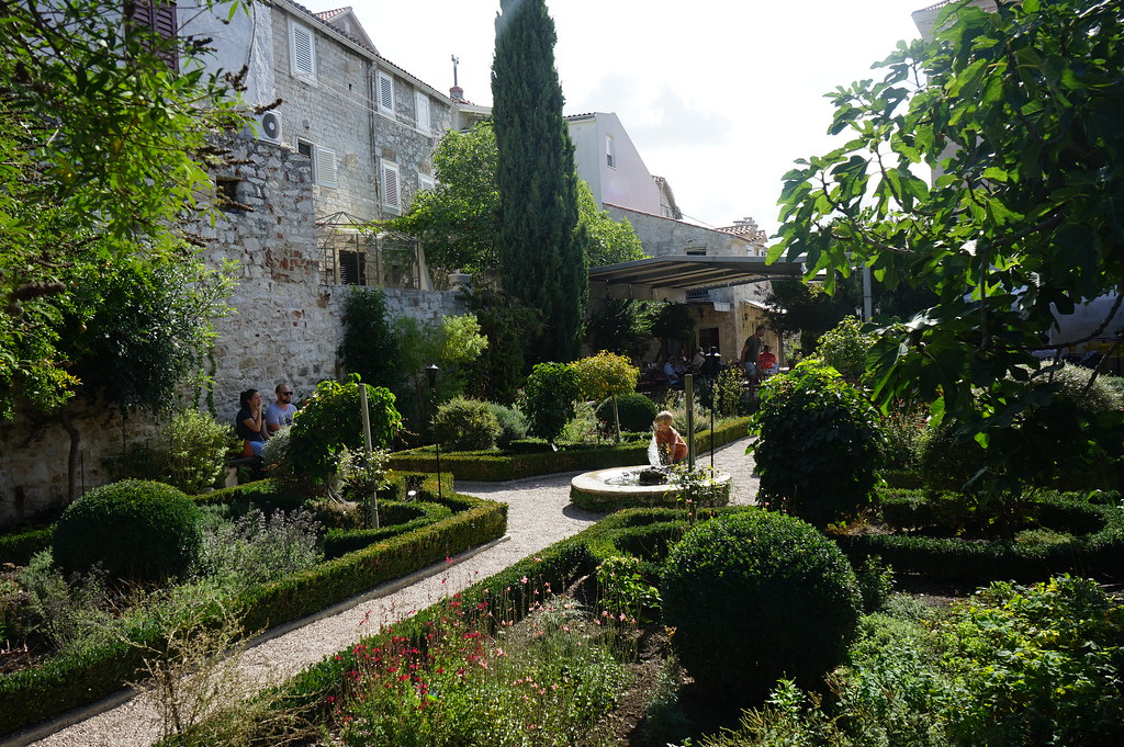 Ancien jardin monastique Saint Laurent.