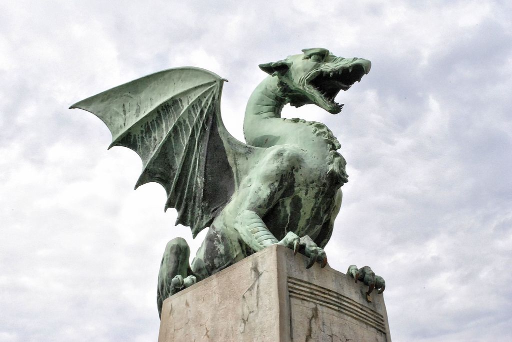 Ce n'est pas un pigeon sur le Pont du Dragon ou en tout cas pas au moment de la photo de Klemen Tomse - Licence CC BY 2.0