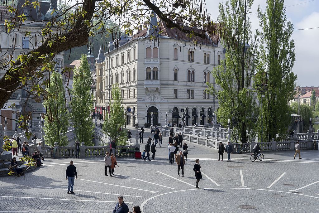 Triple pont sur la plus belle place de la ville - Photo de Thomas Ledl - licence CC BY SA 4.0